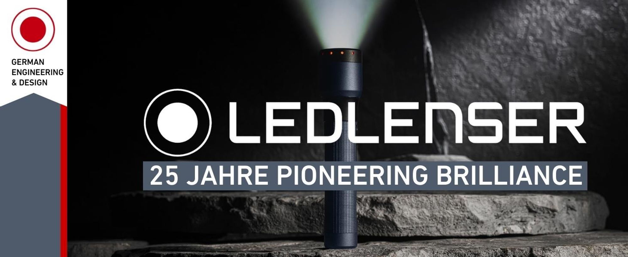 Taschenlampe P7R 25th Anniversary Edition, bis 2000 lm, IP68, Leuchtweite 320m, bis 80 Std. Laufzeit, inkl. 2 Akkus, dunkelblau
